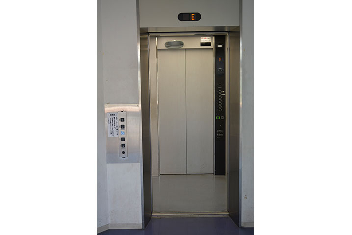 同4号館エレベーター （手前扉　開） 背面扉も開閉されるエレベーターです